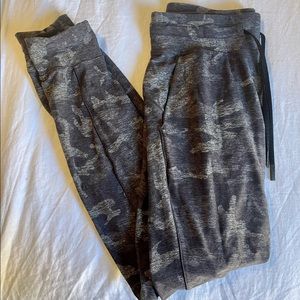 LULULEMON JOGGERS - Ready to Rulu High-Rise - size 6 - excellent condition